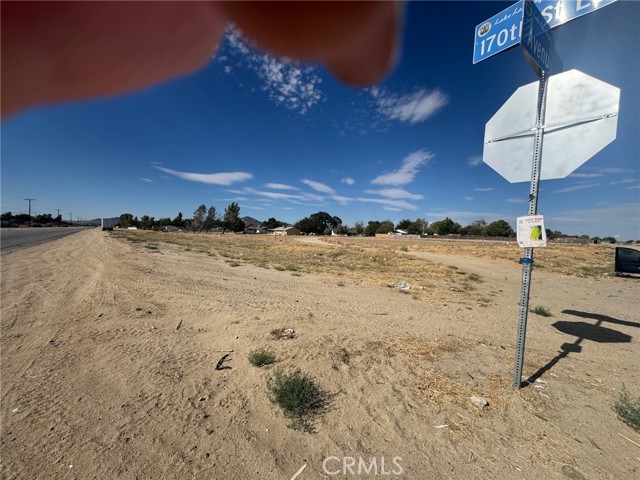 170 Valeport Avenue, Lake Los Angeles CA: https://media.crmls.org/medias/ee11df8d-d43f-4b42-b62d-da6a7e01f9a4.jpg
