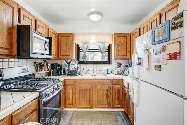 Detail Gallery Image 6 of 15 For 18003 Saticoy St, Reseda,  CA 91335 - 3 Beds | 2 Baths