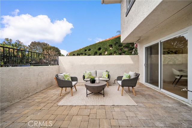 Detail Gallery Image 4 of 49 For 456 Vista Roma, Newport Beach,  CA 92660 - 3 Beds | 2/1 Baths