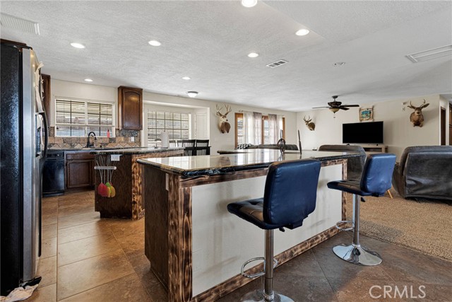 25733 Roundup Way, Apple Valley CA: https://media.crmls.org/medias/ee134c08-7eac-41f3-8162-fe22d2b893ff.jpg