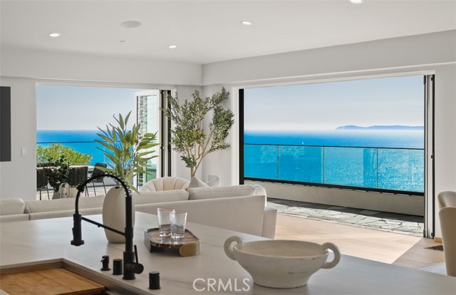 31 N Vista De Catalina, Laguna Beach CA: https://media.crmls.org/medias/ee166296-9079-4a99-b1a0-f441e6c1312f.jpg