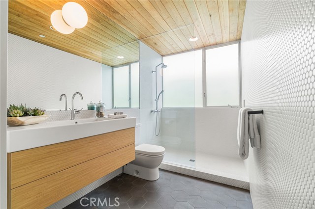 1357 Voorhees Avenue, Manhattan Beach CA: https://media.crmls.org/medias/ee19bc04-32a2-4f58-b3a1-fd4c760650e9.jpg