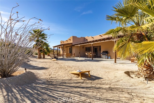 Detail Gallery Image 3 of 58 For 7030 Mile Square Rd, Joshua Tree,  CA 92252 - 3 Beds | 3 Baths