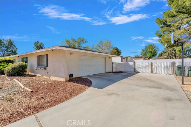 19445 Yanan Road, Apple Valley CA: https://media.crmls.org/medias/ee1e66ef-d69e-4379-a418-f1b3a358677d.jpg
