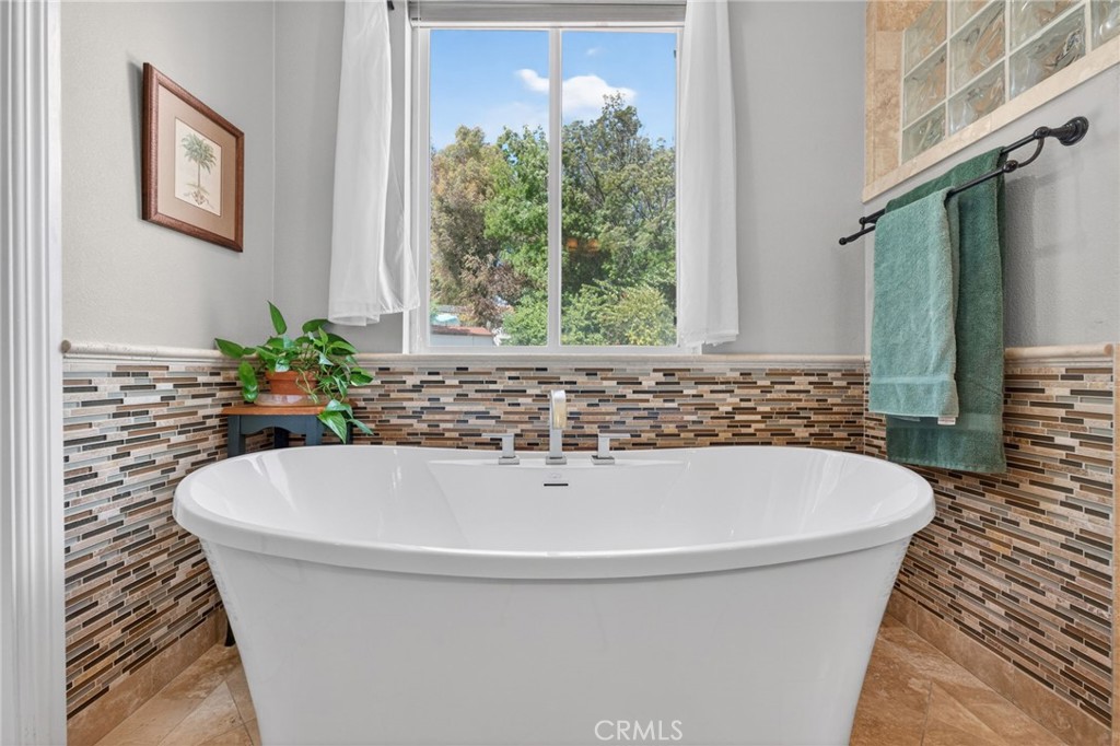 https://media.crmls.org/medias/ee209c14-c3ef-4c6c-8e8f-6ef9f55bc754.jpg?preset=X-Large