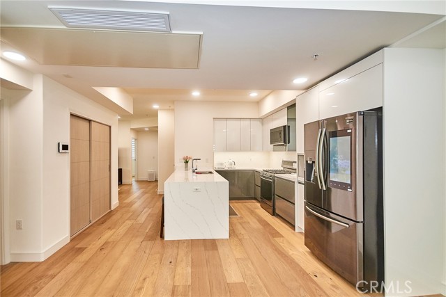 820 S Wilton Place, Los Angeles CA: https://media.crmls.org/medias/ee219039-5f7f-496f-9aa1-85efd5bc0a0c.jpg