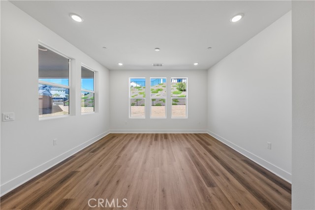 30105 Hillside Place, Castaic CA: https://media.crmls.org/medias/ee21bc39-9ace-405e-8cd2-6a1d7fddca2f.jpg