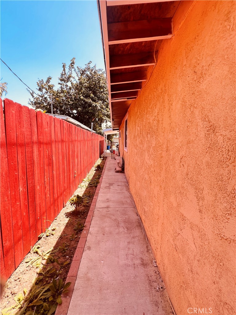 https://media.crmls.org/medias/ee22847c-99b7-4397-9041-9c841a5c2ffc.jpg?preset=X-Large