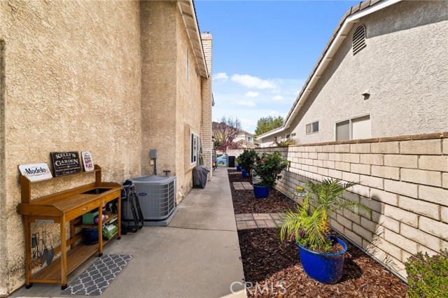 831 Arbor Cir, La Verne CA: https://media.crmls.org/medias/ee24d72c-088a-4943-a123-1d812a71bc30.jpg