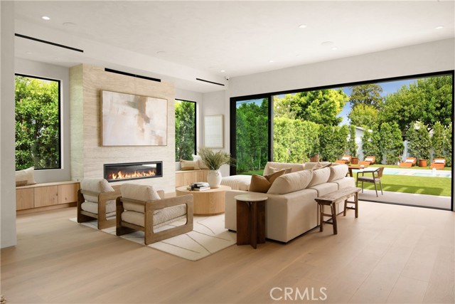 Detail Gallery Image 4 of 22 For 4500 Calhoun Ave, Sherman Oaks,  CA 91423 - 4 Beds | 4/1 Baths