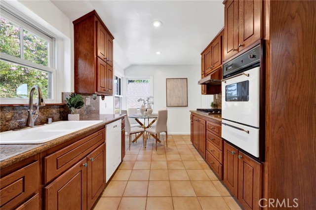 4547 Lasheart Drive, La Canada Flintridge CA: https://media.crmls.org/medias/ee26005e-11e2-4531-aa6f-46143cca95af.jpg