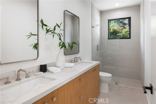 Detail Gallery Image 25 of 46 For 9836 Yoakum Dr, Beverly Hills,  CA 90210 - 5 Beds | 4 Baths