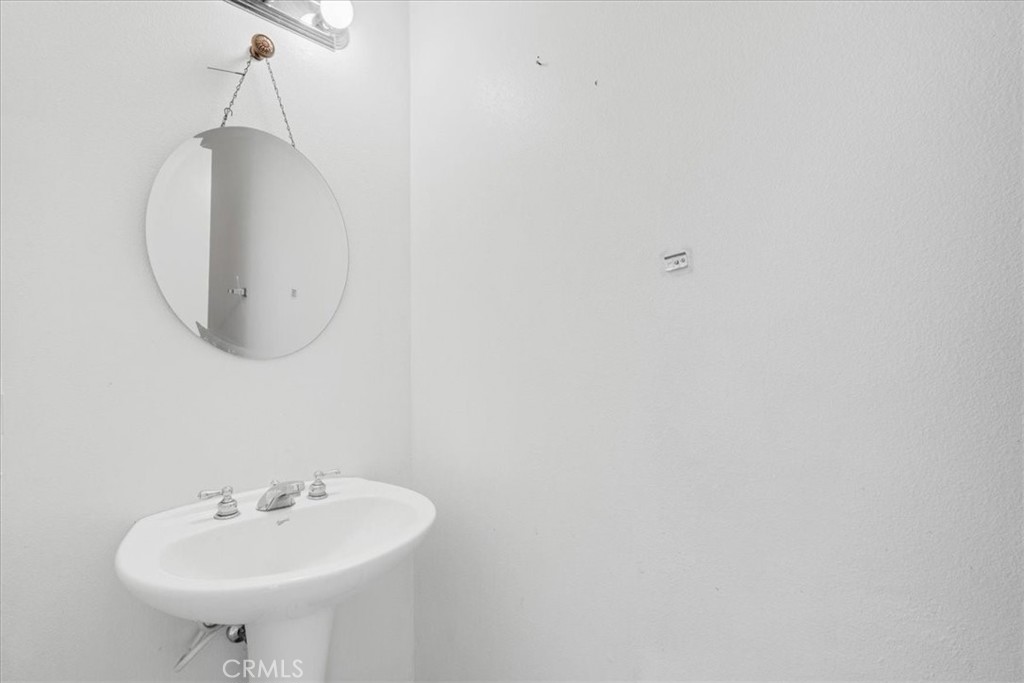 https://media.crmls.org/medias/ee28fd36-5938-475d-9609-ea7513d4e595.jpg?preset=X-Large