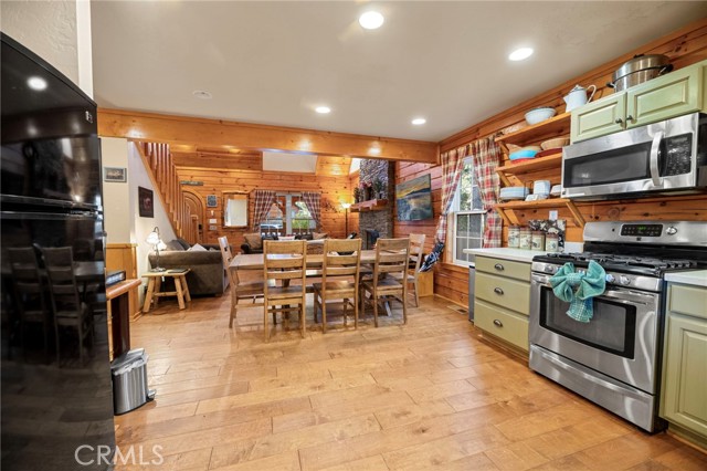 505 Barrett Way, Big Bear City CA: https://media.crmls.org/medias/ee295eef-291a-4e7f-b667-e3ff5414d9ff.jpg