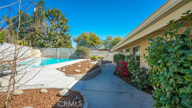 16347 Tupper Street, North Hills CA: https://media.crmls.org/medias/ee2d1cf3-0559-4d39-810b-86b596cd1656.jpg