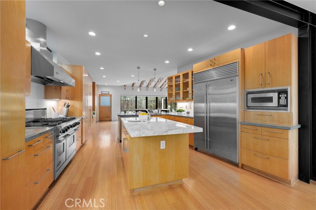 Detail Gallery Image 13 of 51 For 1635 19th St, Manhattan Beach,  CA 90266 - 6 Beds | 4 Baths