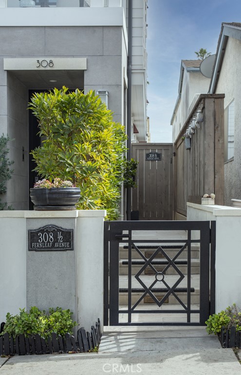 Detail Gallery Image 2 of 14 For 308 1/2 Fernleaf Ave, Corona Del Mar,  CA 92625 - 2 Beds | 2/1 Baths