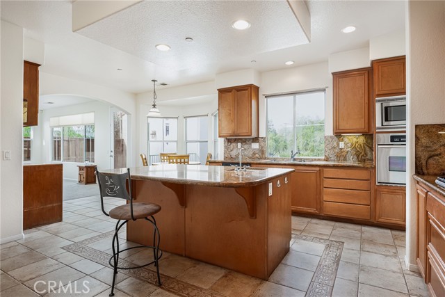 731 Oak Glade Drive, Fallbrook CA: https://media.crmls.org/medias/ee348fc1-7948-4e2f-9f94-8e977181c430.jpg