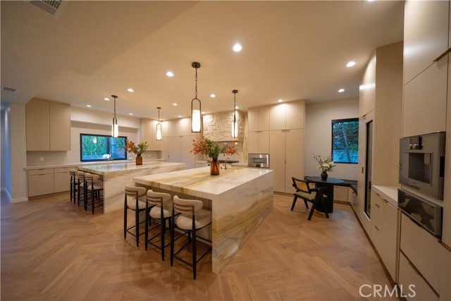Detail Gallery Image 25 of 74 For 17437 Oak Creek Ct, Encino,  CA 91316 - 5 Beds | 5/1 Baths