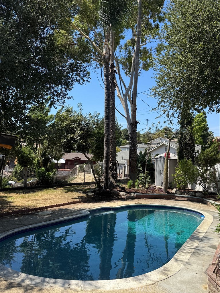 https://media.crmls.org/medias/ee36504f-87bb-4c82-8d9a-ab7dd0f7b789.jpg?preset=X-Large