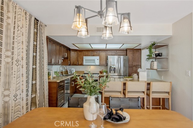 Detail Gallery Image 12 of 41 For 22810 Rio Chico Dr, Valencia,  CA 91354 - 4 Beds | 3 Baths