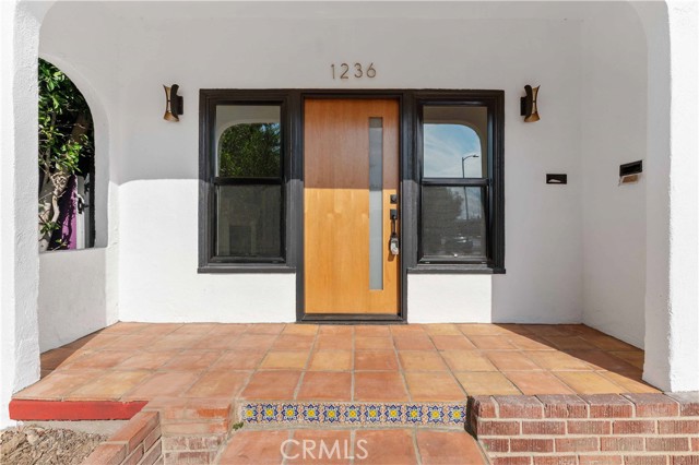 1236 S Cloverdale Avenue, Los Angeles CA: https://media.crmls.org/medias/ee38007d-f06c-4906-9b2d-4cb9b3f4a49d.jpg