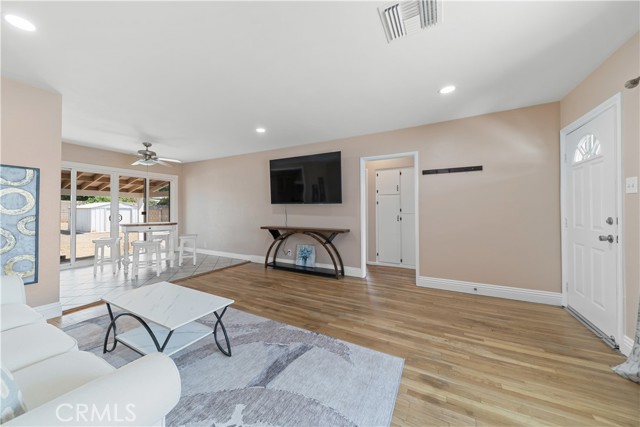 17392 Paine Street, Fontana CA: https://media.crmls.org/medias/ee380855-cd0b-4339-b4d2-8f83ad2fed52.jpg