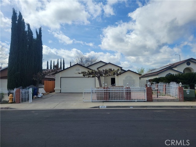 Detail Gallery Image 1 of 34 For 213 Kelly Ave, Parlier,  CA 93648 - 5 Beds | 2/1 Baths