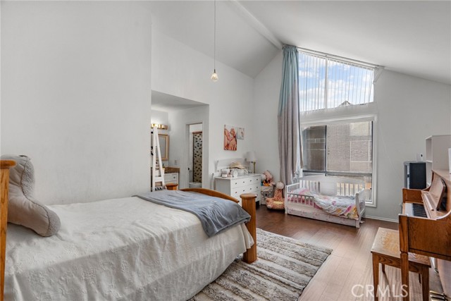 5463 Newcastle Avenue, Encino CA: https://media.crmls.org/medias/ee3d305e-3b35-4958-8d84-2eb9ba1e2dad.jpg