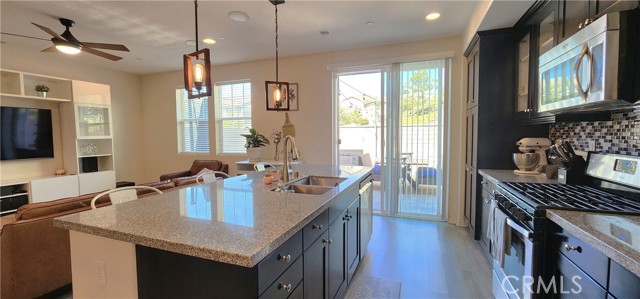 22013 Barrington Way, Saugus CA: https://media.crmls.org/medias/ee3dd74f-df6b-495c-805a-190d9bec5ff9.jpg