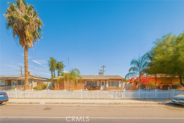 Detail Gallery Image 4 of 40 For 1320 White Ln, Bakersfield,  CA 93307 - 4 Beds | 2 Baths