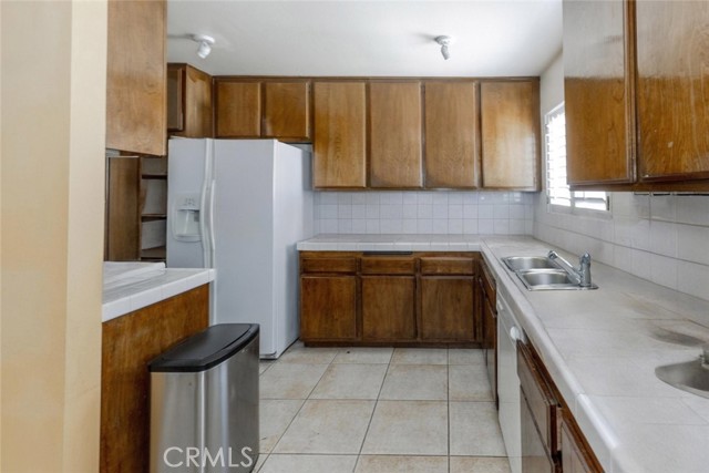 Detail Gallery Image 4 of 27 For 19545 Sherman Way #66,  Reseda,  CA 91335 - 3 Beds | 2/1 Baths