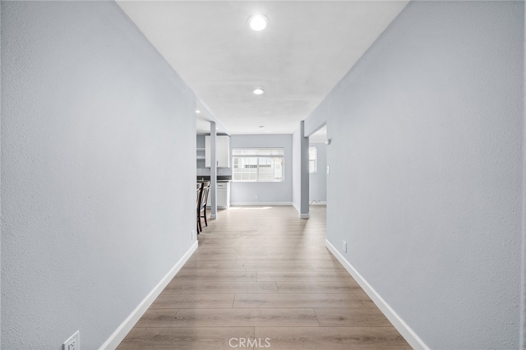 https://media.crmls.org/medias/ee42e4b4-99b3-4b63-b34e-abad598358ac.jpg?preset=X-Large