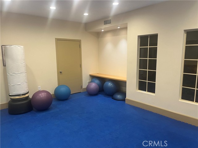 8889 Caminito Plaza Centro, San Diego CA: https://media.crmls.org/medias/ee480aa9-f8c7-439e-b8f0-550f59c4493f.jpg