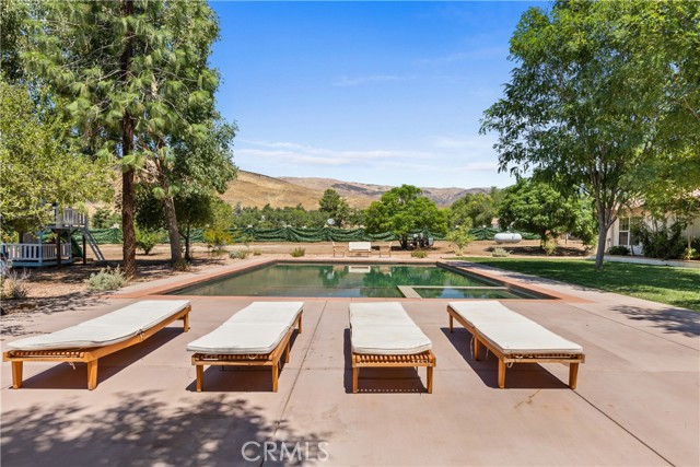 35356 Sierra Vista Drive, Agua Dulce CA: https://media.crmls.org/medias/ee48a3a0-d338-42f4-b603-8a73de03620a.jpg