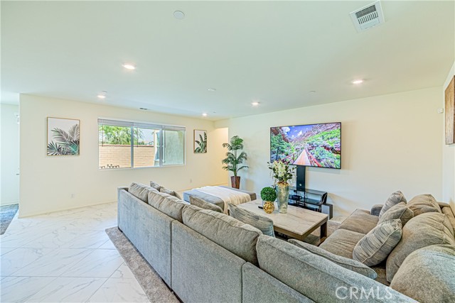 4040 S Bowery Place, Ontario CA: https://media.crmls.org/medias/ee4fcd20-9e37-4c7f-9489-d0582075ab5c.jpg