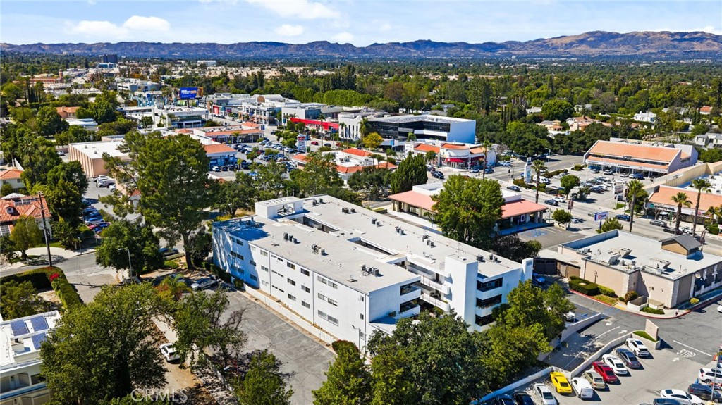 https://media.crmls.org/medias/ee54d3c1-041d-421e-b24c-8566f4ae424b.jpg?preset=X-Large