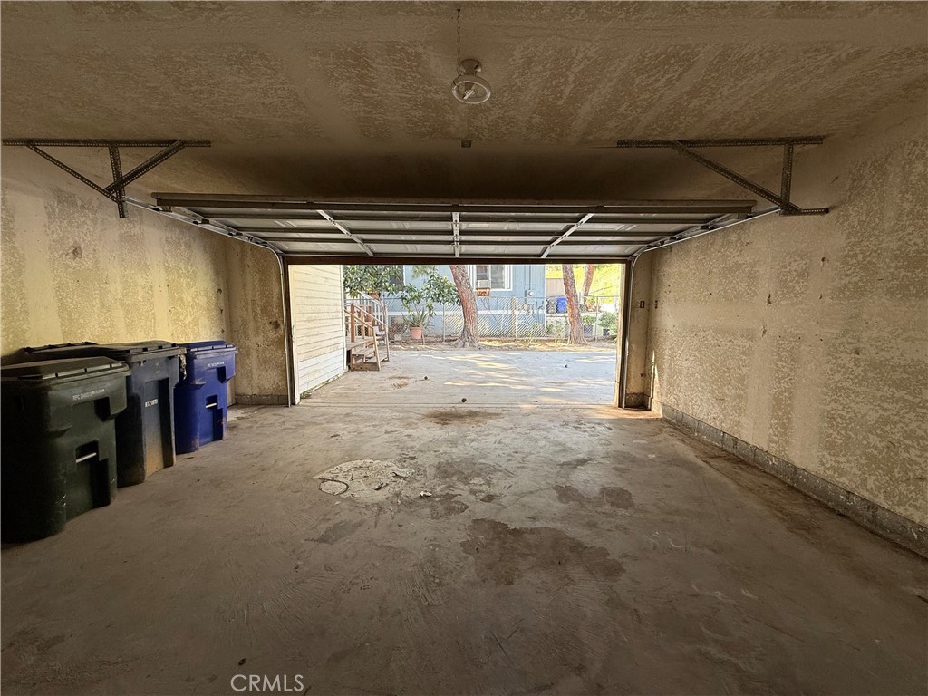 https://media.crmls.org/medias/ee575e5a-165b-4890-8d56-83b155f9e285.jpg?preset=X-Large