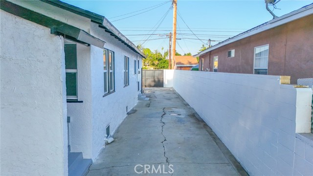 9218 Hooper Avenue, Los Angeles CA: https://media.crmls.org/medias/ee582e18-cbce-411e-9590-ed91dc4599d5.jpg