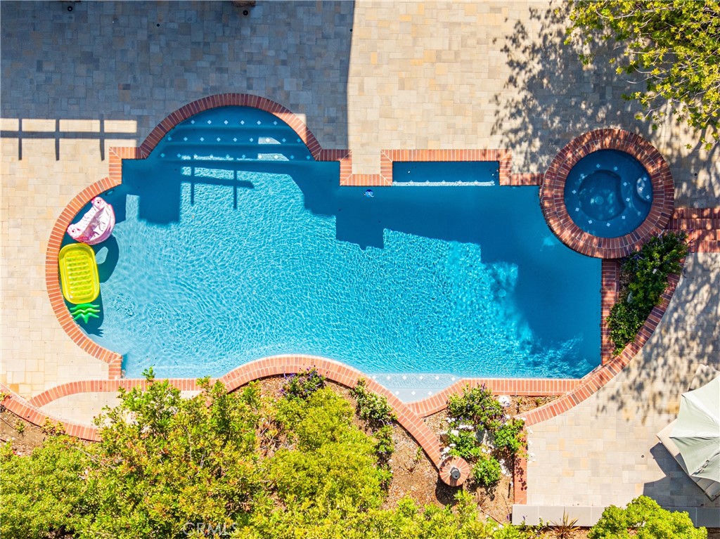 https://media.crmls.org/medias/ee5a7b78-38ee-419c-80da-11be74fb8538.jpg?preset=X-Large