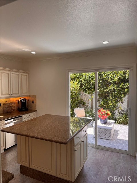 44 Arcata, Irvine CA: https://media.crmls.org/medias/ee5d3b52-200a-4bda-aa6e-fb9172328005.jpg