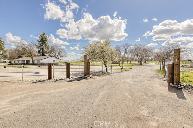 Detail Gallery Image 4 of 75 For 13545 E Bullard Ave, Clovis,  CA 93619 - 4 Beds | 2/1 Baths