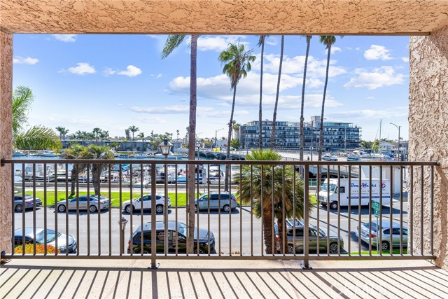 201 Bay Shore Avenue, Long Beach CA: https://media.crmls.org/medias/ee624da5-ba4f-4911-8e5f-55e4612d4a00.jpg
