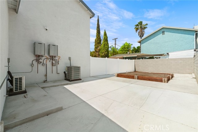 11062 Oneida Avenue, San Fernando CA: https://media.crmls.org/medias/ee631cd2-ed62-44f9-bba5-81a1bc7366a1.jpg