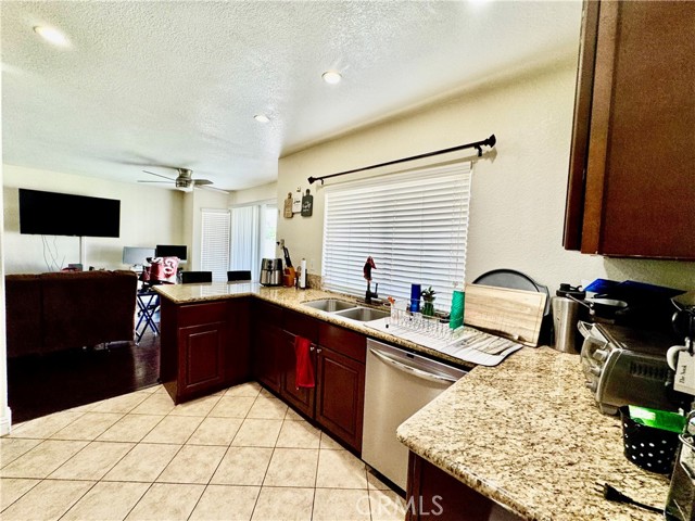 11308 Sherwood Court, Fontana CA: https://media.crmls.org/medias/ee6837a5-cab1-4064-a5af-5abe7a8c9178.jpg