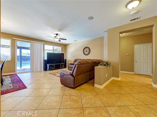 Detail Gallery Image 13 of 59 For 9737 Espada Creek, Moreno Valley,  CA 92557 - 4 Beds | 3 Baths