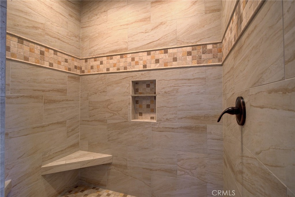 https://media.crmls.org/medias/ee6f101b-f630-4293-ae58-1f09c786256f.jpg?preset=X-Large