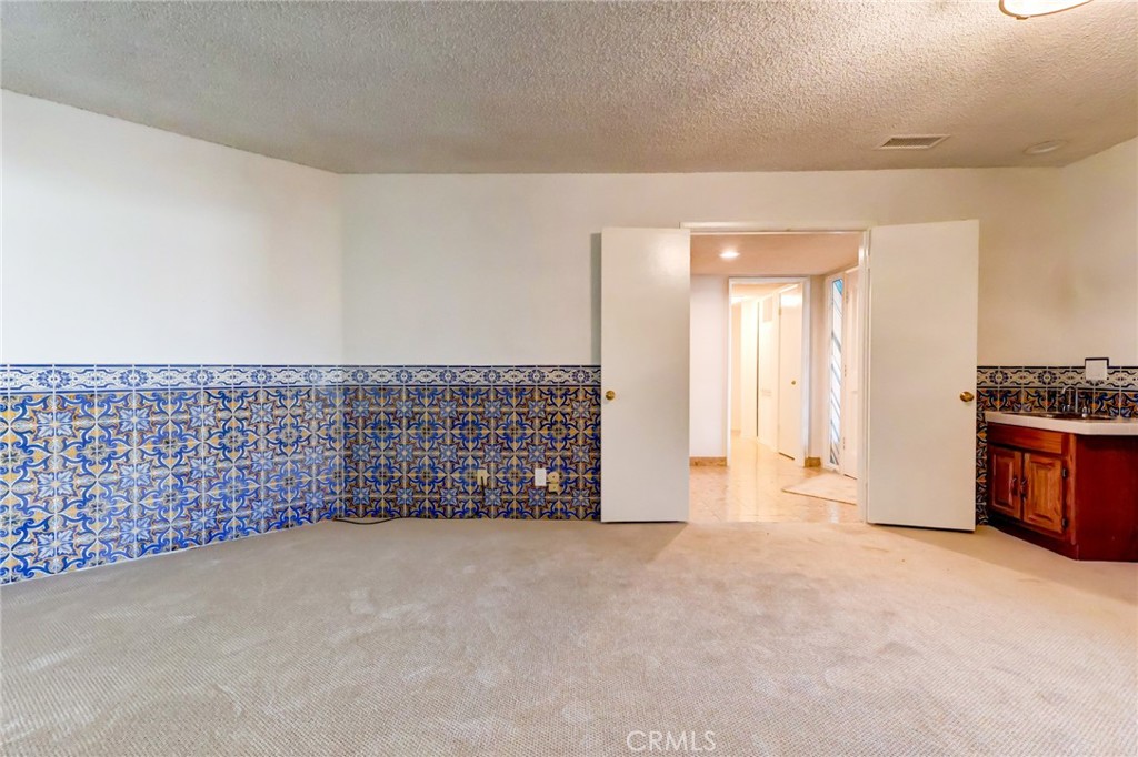 https://media.crmls.org/medias/ee7187d7-6960-4212-b7b1-8a52a8ab57a9.jpg?preset=X-Large