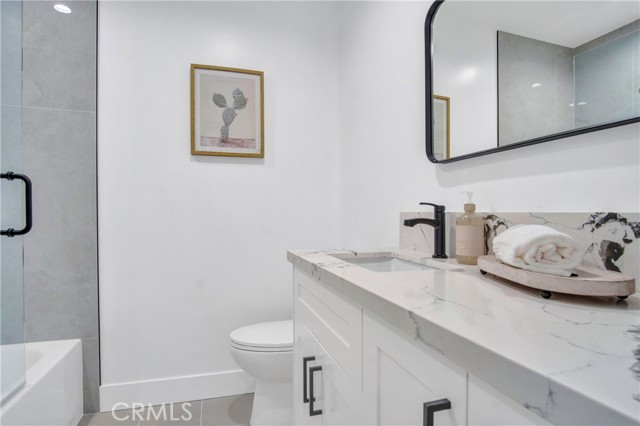 Detail Gallery Image 13 of 34 For 18406 Jovan St, Tarzana,  CA 91335 - 5 Beds | 4 Baths