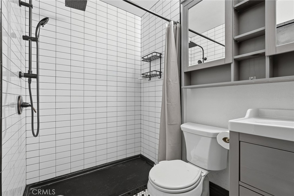 https://media.crmls.org/medias/ee753351-37c2-4679-b759-d620d03a0606.jpg?preset=X-Large
